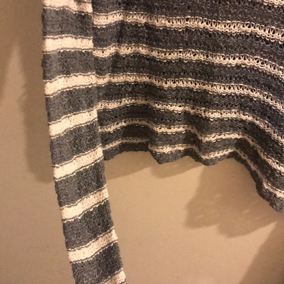 Women’s Hollister sweater size medium - Picture 3 of 3